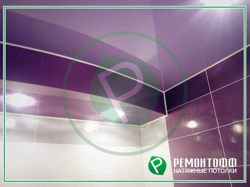 Глянцевый натяжной потолок в ванной с точечными светильниками фото натяжного потолка для ванной Самаре, потолок в ванной с 6 углами фото.